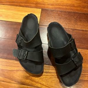 Used black Arizona Birkenstocks 39